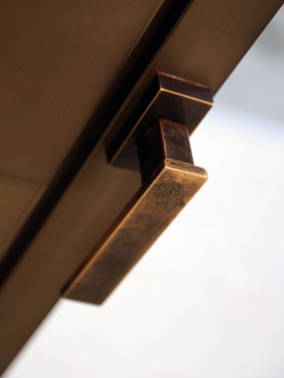 Detail of the Linea Vittoria bronze handle