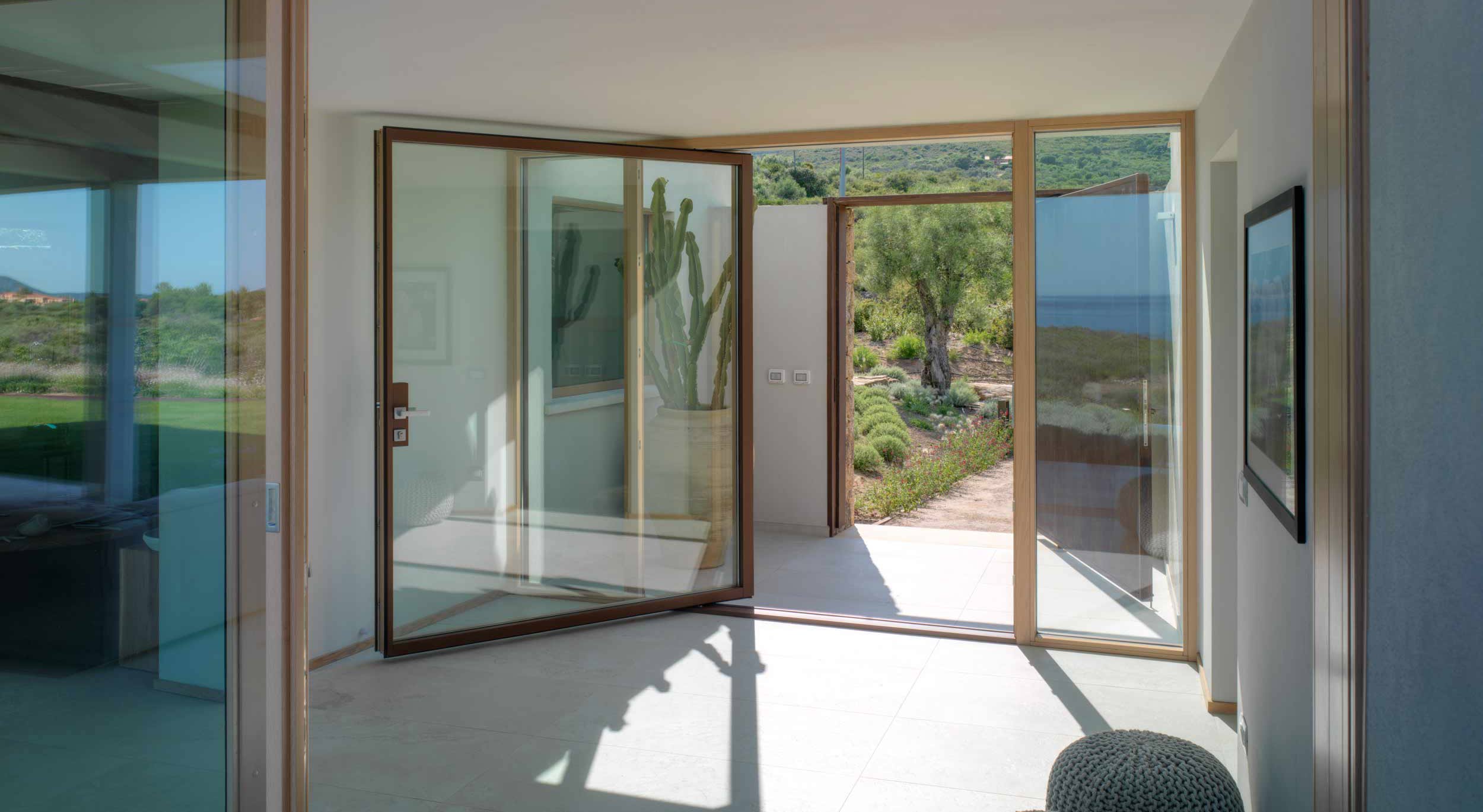Vista interna di una porta a bilico verticale con rivestimento esterno in alluminio effetto corten