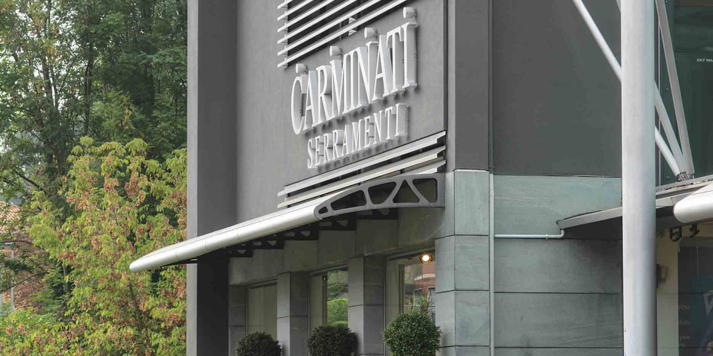 Detail of the facade with the entrance to the Carminati headquarters
