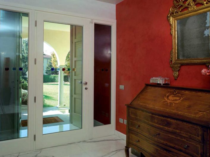 Internal view of the entrance door of Villa Bergamo