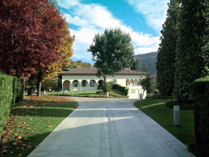 General view of the villa from the driveway