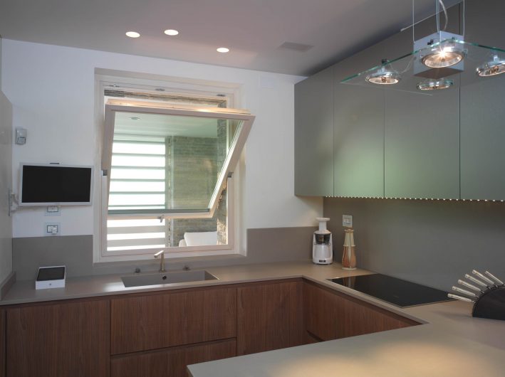 Kitchen horizontal pivot window