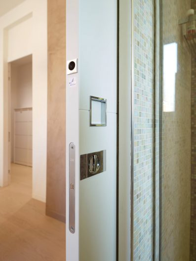 Villa Modena, detail of the sliding door of the bathroom